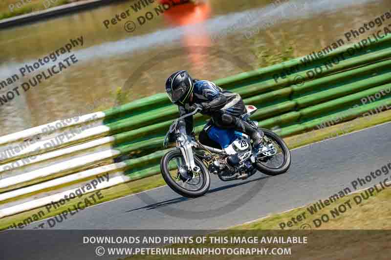 Vintage motorcycle club;eventdigitalimages;mallory park;mallory park trackday photographs;no limits trackdays;peter wileman photography;trackday digital images;trackday photos;vmcc festival 1000 bikes photographs